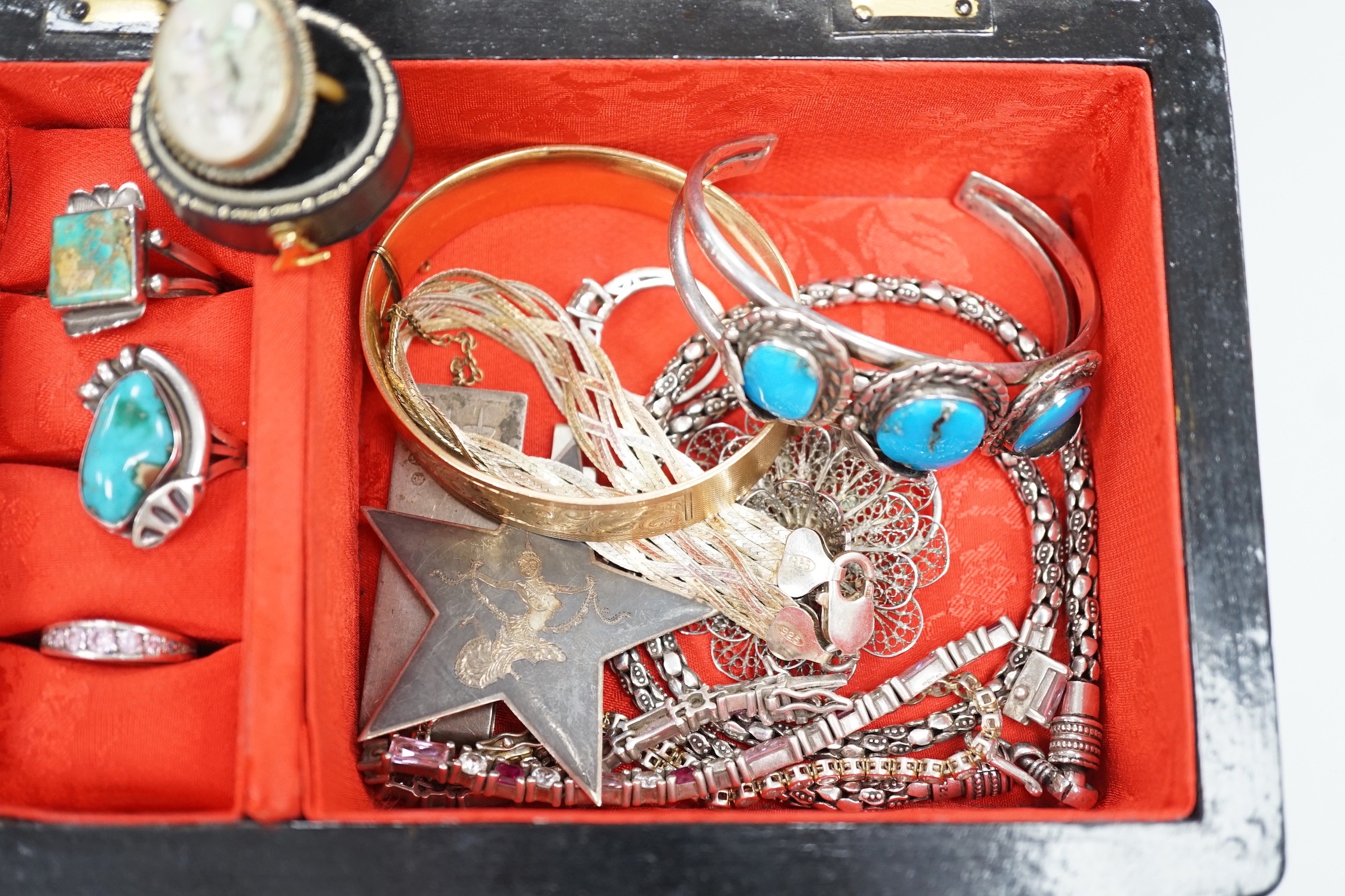 Mixed silver, 925 and costume jewellery.
